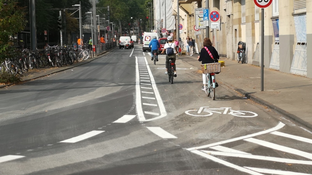 Radfahrende nutzen neue Radverkehrsführung am Ubierring