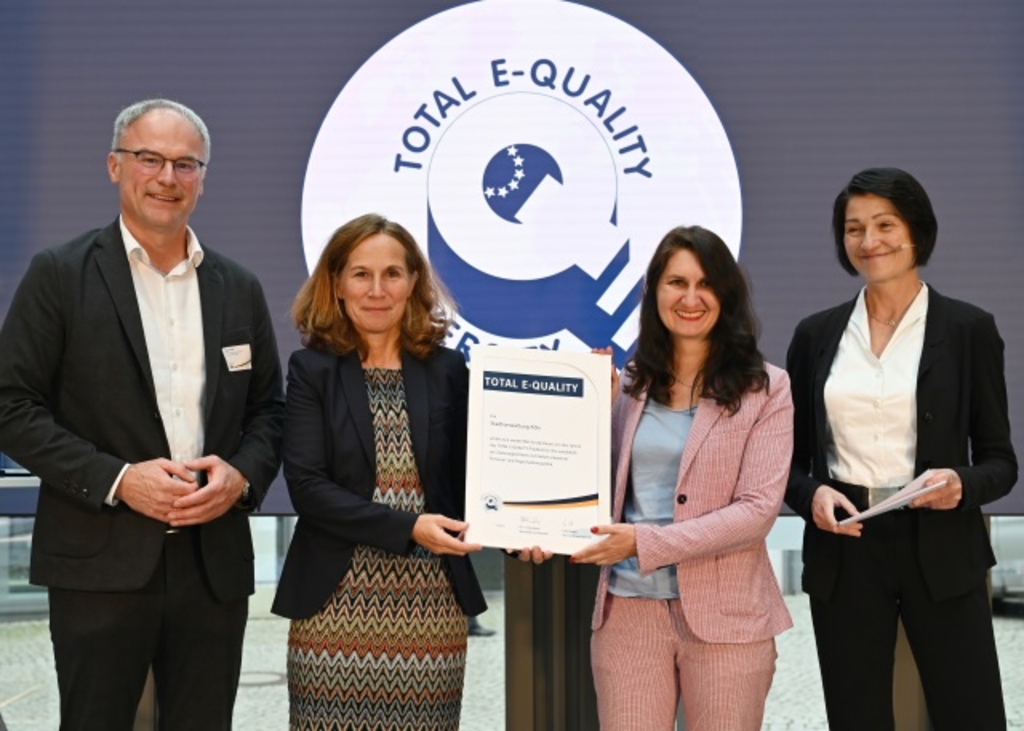 (v.l.) Udo Noack (Vorstandsvorsitzender TEQ), Petra Engel (stellvertretende Gleichstellungs-beauftragte der Stadt Köln), Dr. Monique Offelder (Leiterin des Amtes für Personal- und Ver-waltungsmanagement der Stadt Köln) und Dr. Ulla Weber (Vorstandsvorsitzende TEQ) bei der Preisverleihung am Dienstag, 25. Oktober 2022, in Erfurt.