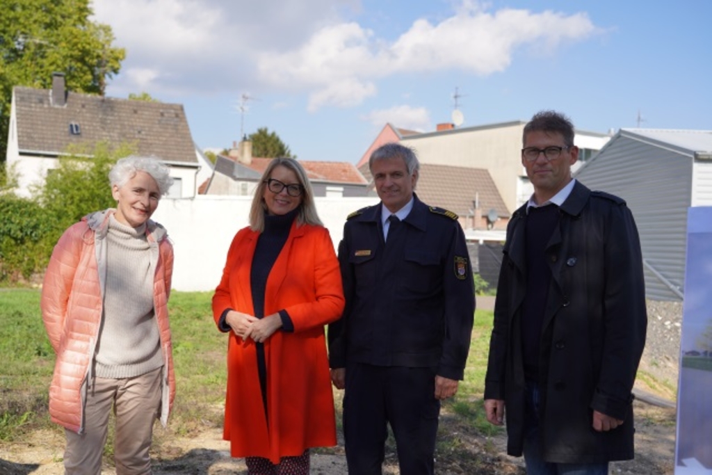 Stephanie Brans, Abteilungsleiterin im Bauprojektmanagement in der Gebäudewirtschaft, Stadtdirektorin Andrea Blome, Dr. Volker Ruster, stellvertretender Leiter der Feuerwehr Köln, Architekt Markus Stark.