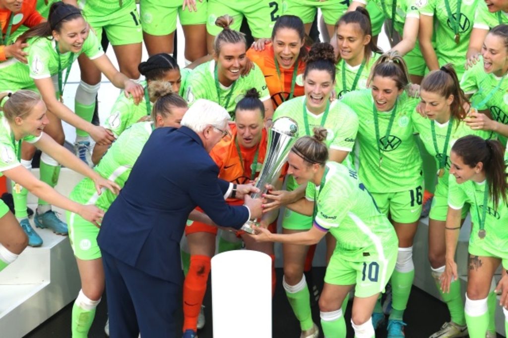 Pokalübergabe DFB Pokalfinale der Frauen