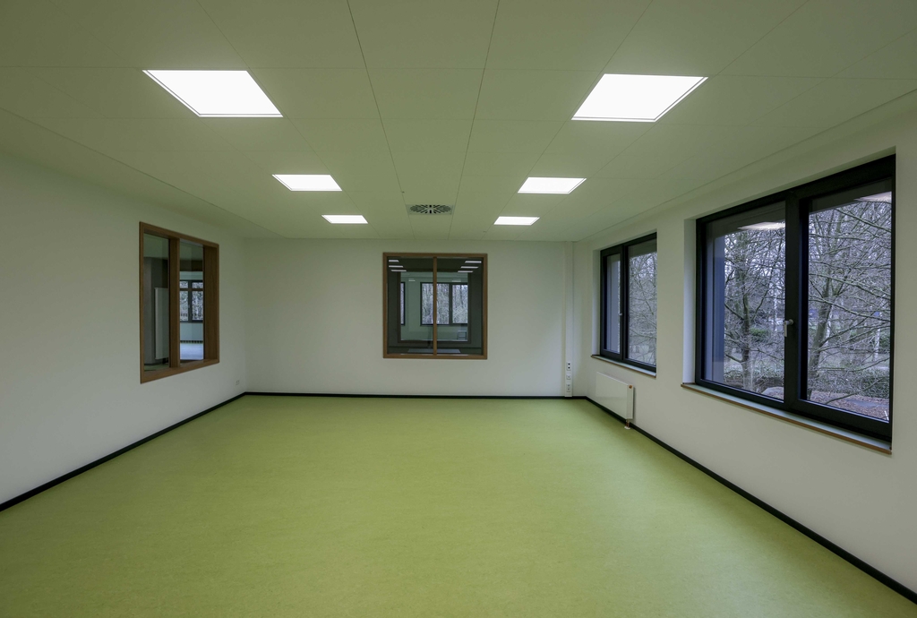 Hell, freundliche und transparent: die Unterrichtsräume haben immer Sichtbeziehungen zueinander sowie in die Flurbereiche sowie natürlich nach draußen ins Grüne