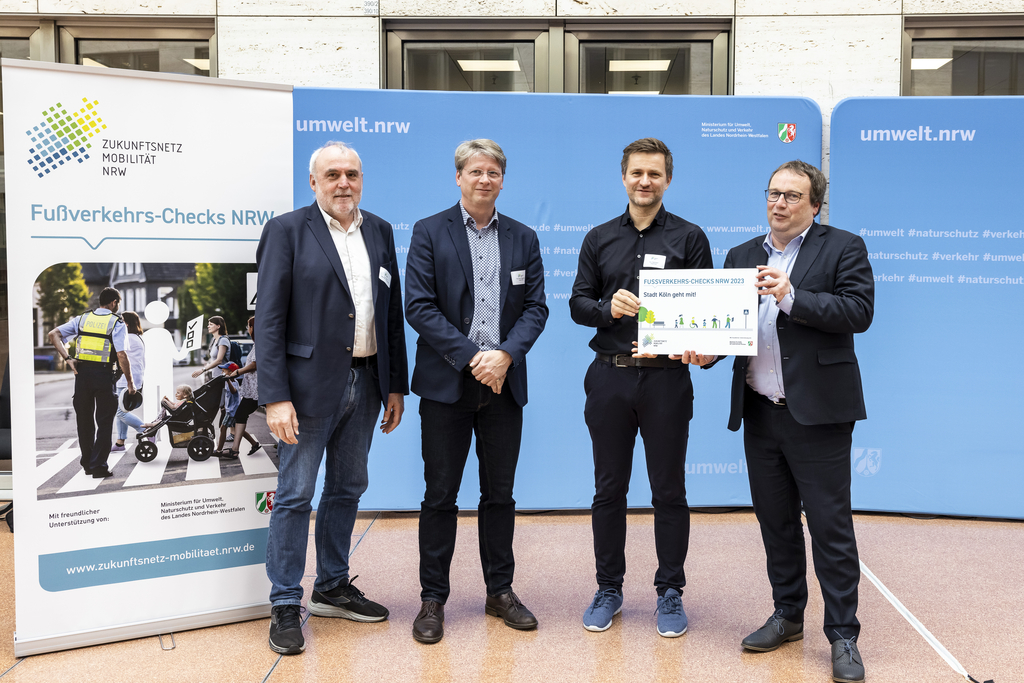 Fußverkehrs-Checks in NRW 2023Urkundenübergabe am 24.04.2023im Ministerium für Umwelt, Naturschutz und Verkehrdes Landes Nordrhein-Westfalen ©Smilla Dankert