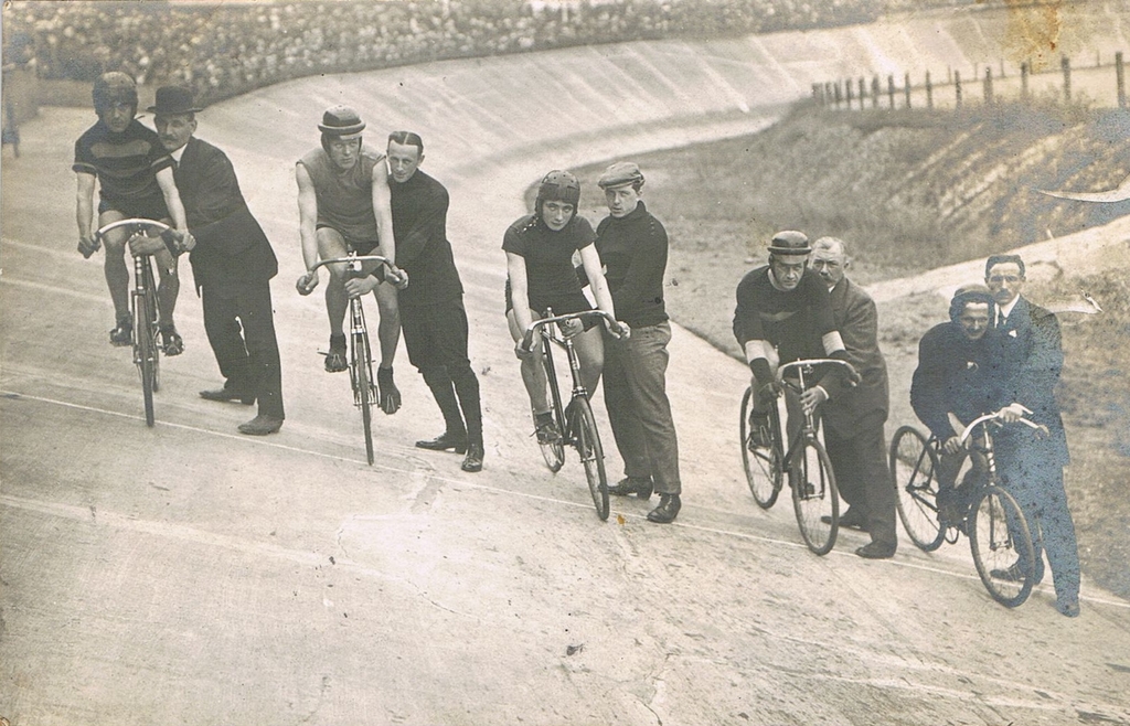 15-053-Riehl: Fünf Radrennfahrer (Flieger) haben sich zum Rennen aufgestellt