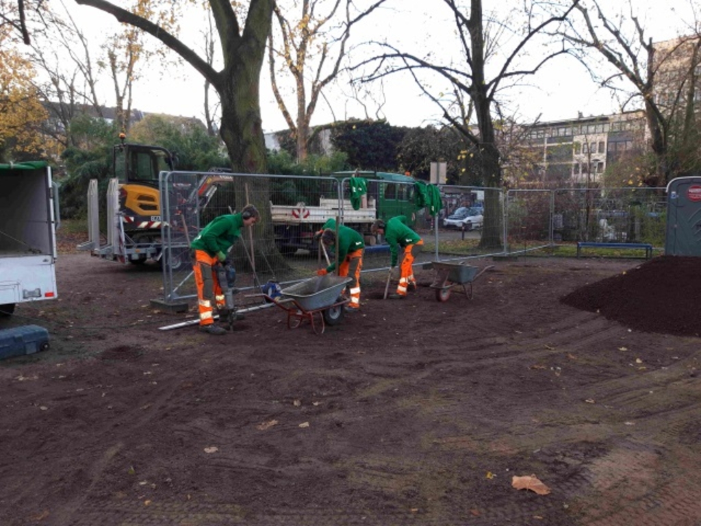 Ausbildungsabteilung beim Bau einer Boulebahn