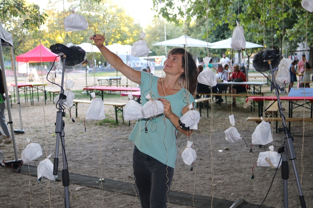 Außenaufnahme einer Frau bei künstlerischer Aktion 