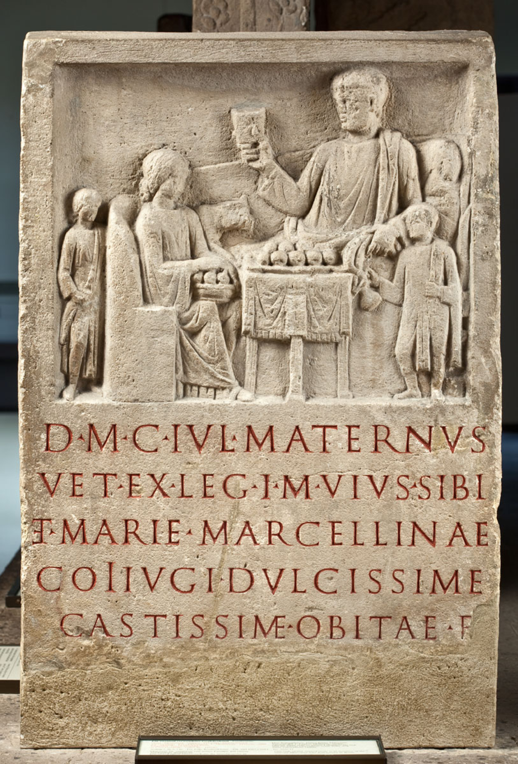 Grabstein des Maternus, der mit seiner Frau Maria Marcellina beim festlichen Mahl gezeigt wird. 