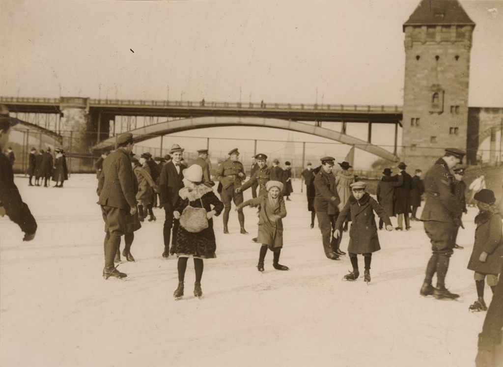 Schlittschuhlaufen auf den zugefrorenen Vorflutwiesen in Köln Poll vor der Südbrücke, Köln, 1920er-Jahre