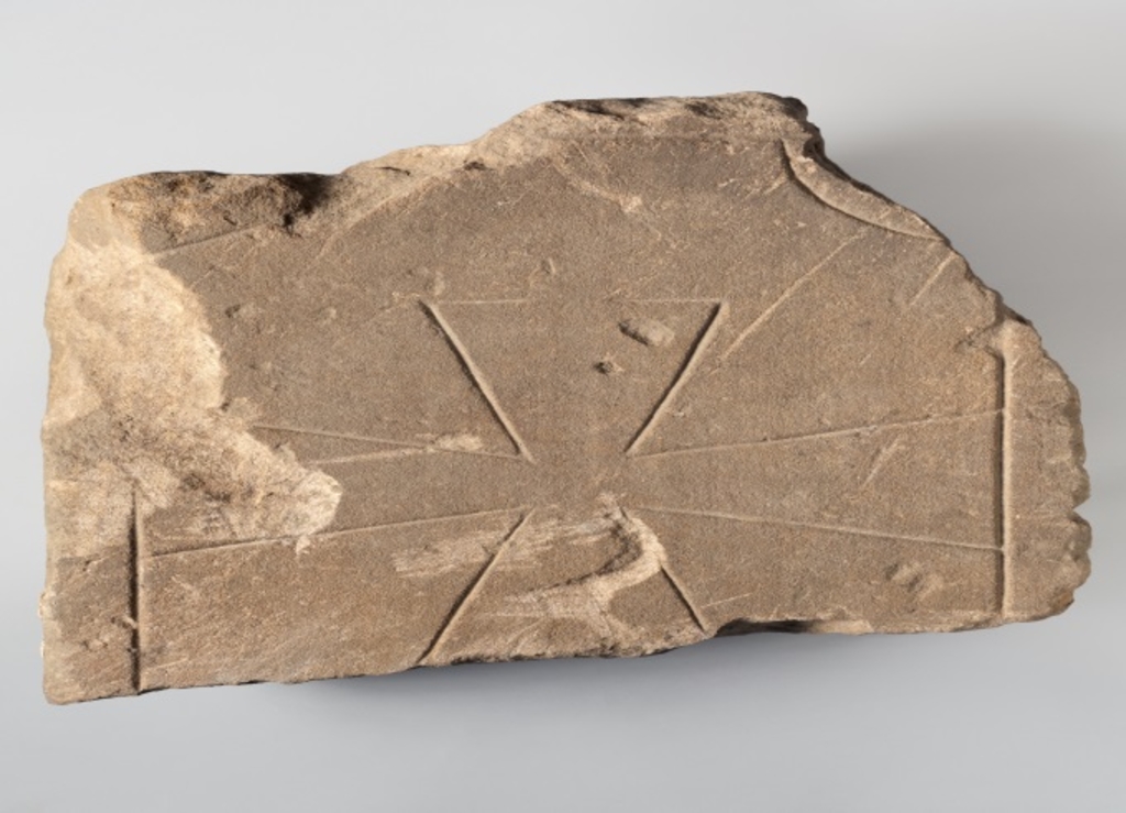 Grabstein, geborgen bei den Ausgrabungen am Rheinboulevard