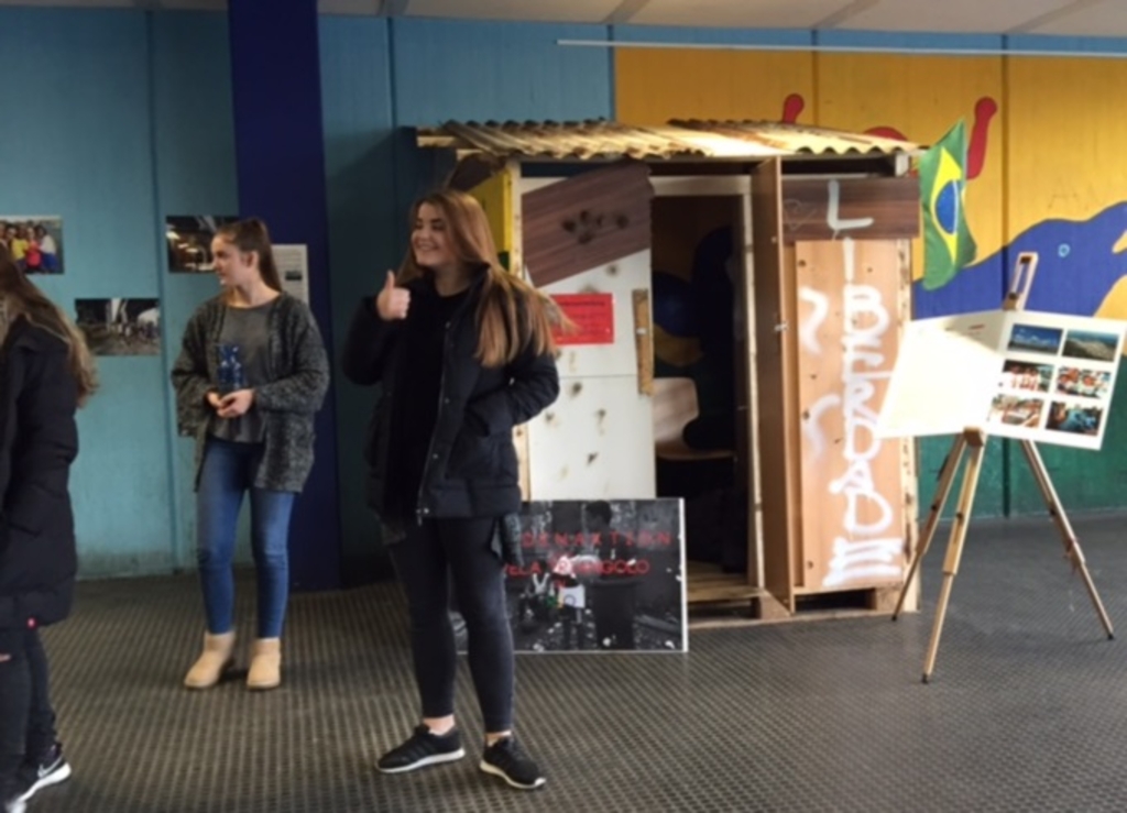 Nachbau der Hütte in der Heinrich-Böll-Gesamtschule