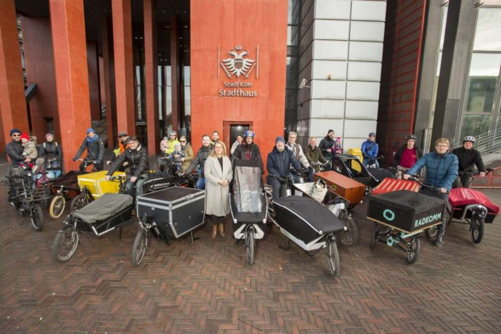 Lastenradfahrende mit der Beigeordneten für Mobilität und Liegenschaften, Andrea Blome