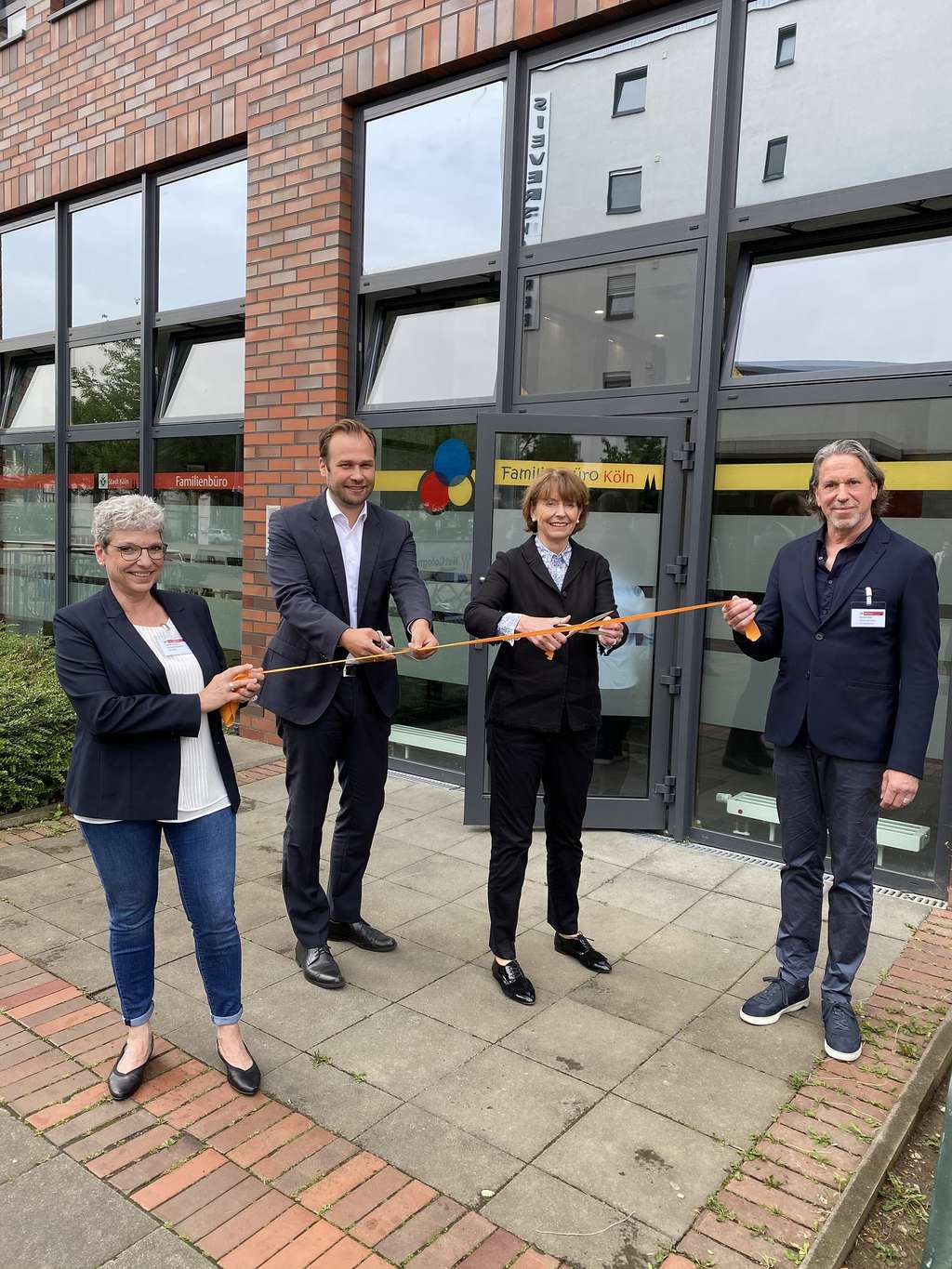 Eröffnung des Familienbüros durch Sabine Bruns, Mitarbeiterin im Familienbüro, Robert Voigtsberger, Dezernent für Bildung, Jugend und Sport, Oberbürgermeisterin Henriette Reker, Karsten Betz, Leiter Familienbüro (von links nach rechts)