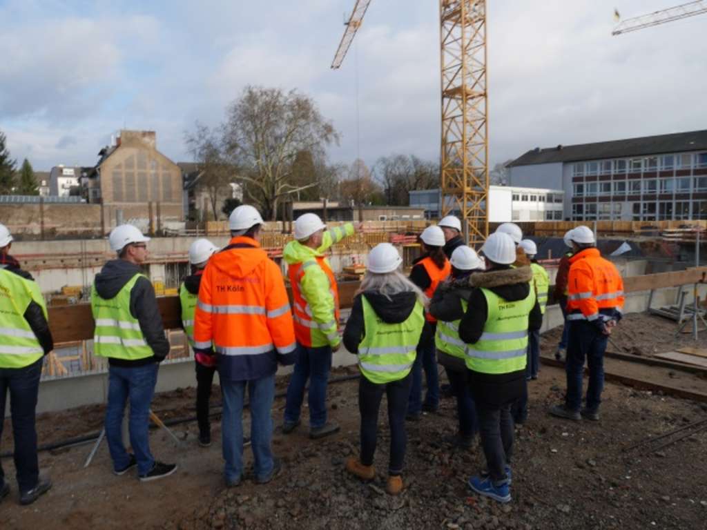 Vertragsunterzeichnung der Kooperation :Bauleiter Johannes Geiger mit Studenten auf der Baustelle