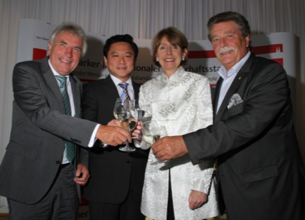 Herr Jürgen Roters, Herr Generalkonsul Feng Haiyang, Frau Oberbürgermeisterin Reker und Herr Fritz Schramma stoßen gemeinsam auf einen gelungenen China Abend/ eine gelungene Veranstaltung an