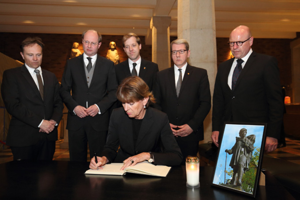 Eintrag ins Kondolenzbuch durch Oberbürgermeisterin Henriette R