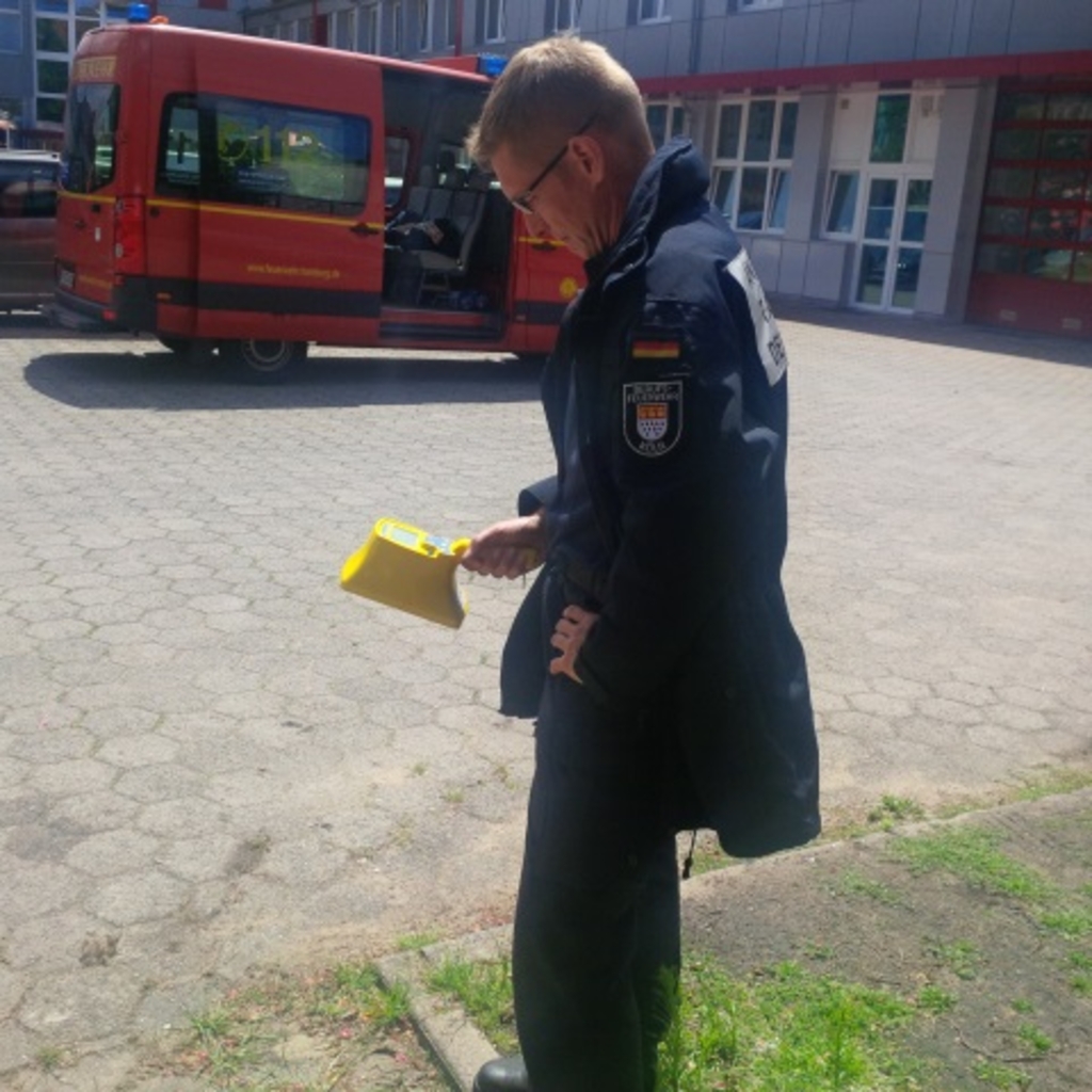 Er überprüft ein Gerät, mit dem radioaktive Partikel auf Oberflächen nachgewiesen werden können