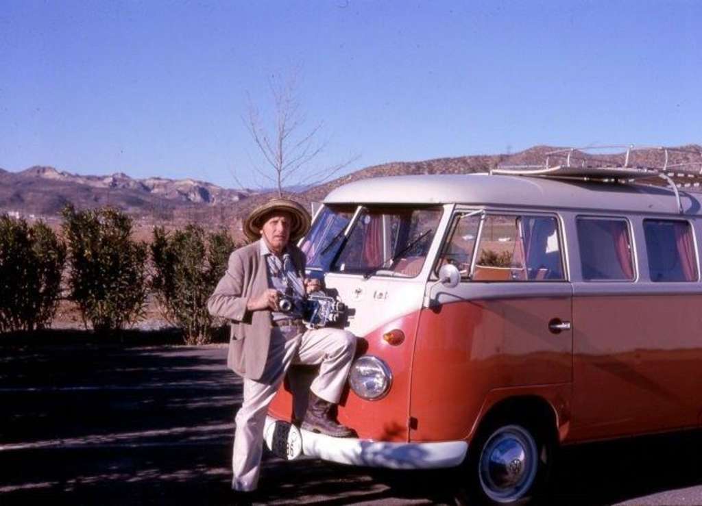 Hans Helfritz als weltenbummelnder Fotograf vor einem VW Bus