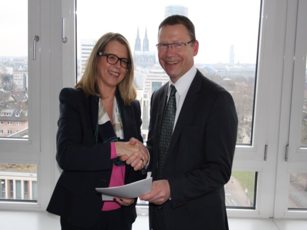 Auftragsübergabe an das Unternehmen mit der Beigeordneten für Mobilität und Verkehrsinfrastruktur, Andrea Blome, und Stefan Roth, Geschäftsbereichsleiter Implenia Construction Deutschland