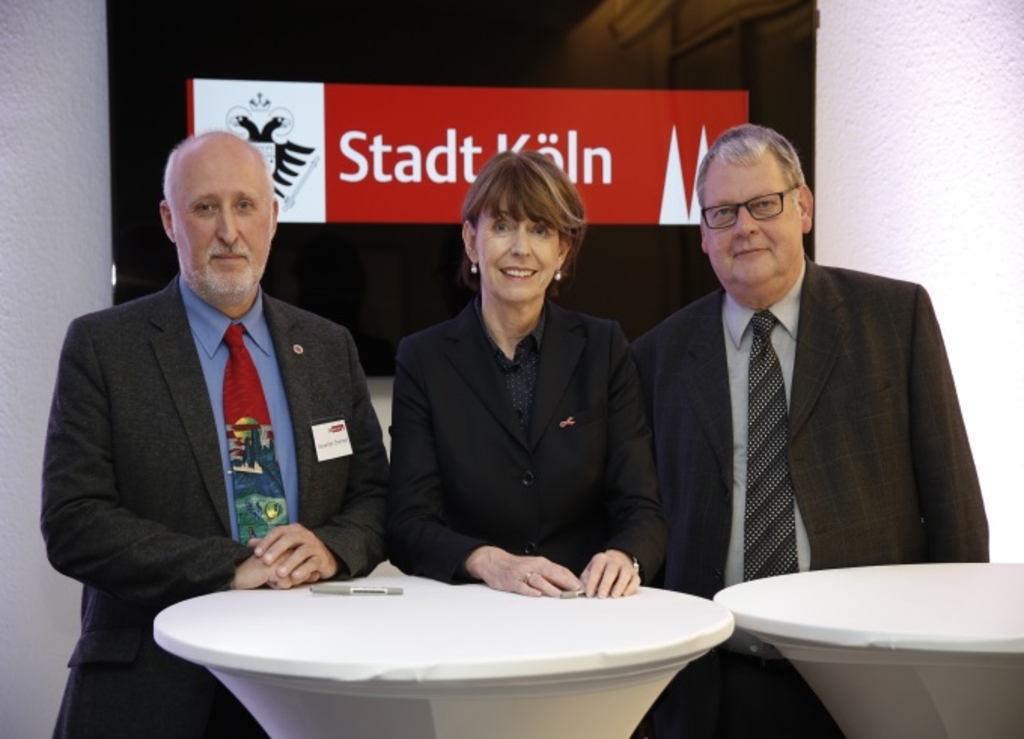  v.l. Gesamtschwerbehindertenvertreter Alexander Dhemant, Oberbürgermeisterin Henriette Reker und Ulrich Langner, stellvertretender Vorsitzender des Gesamtpersonalrates, bei der Unterzeichnung der Inklusionsvereinbarung im Gürzenich.