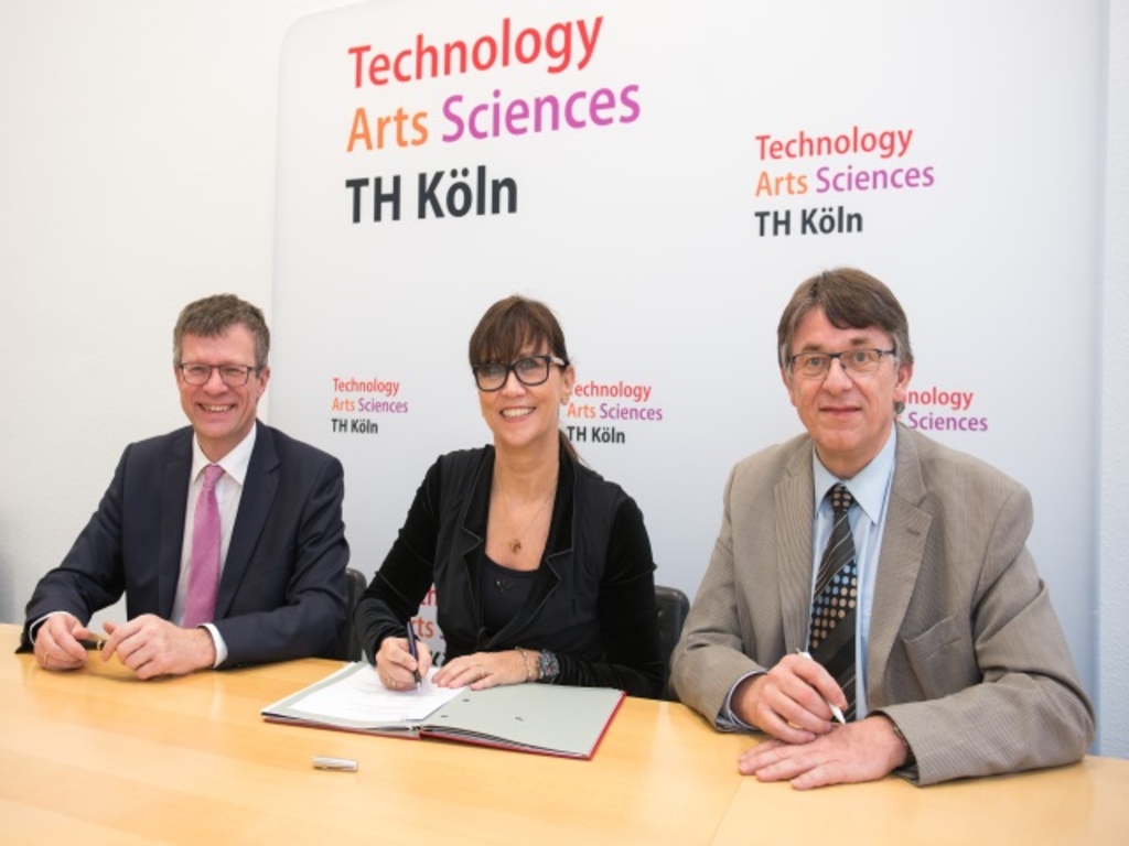 Vertragsunterzeichnung durch Professor Dr. Klaus Becker, Petra Rinnenburger und Professor Dr. Jürgen Danielzik