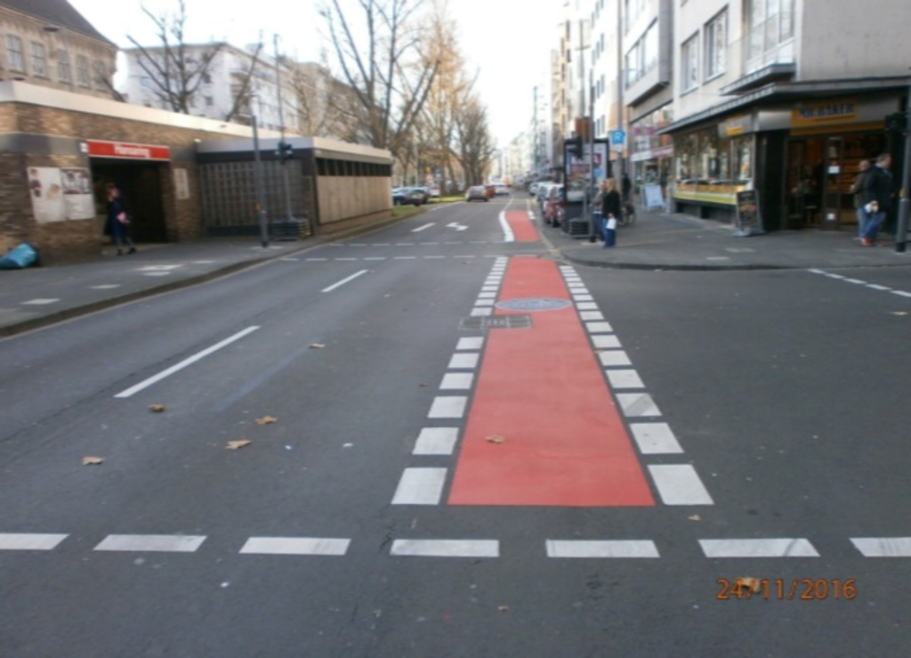 Radwegmarkierung am Hansaring