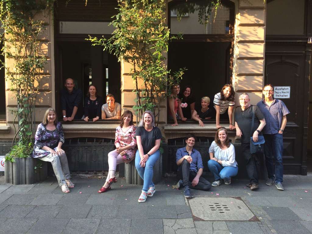 Rat Top 10.3 Foto Autorinnen Und Autoren Vor Dem Kölner Schreibraum _foto C. Bacher