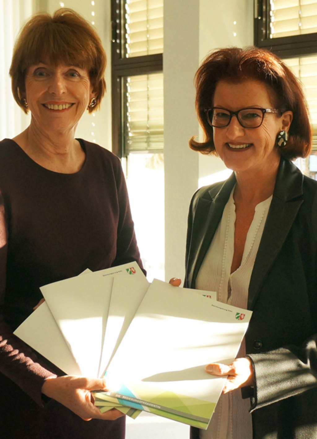 Übergabe Zuwendungsbescheide (von links: H. Reker, G. Walsken)