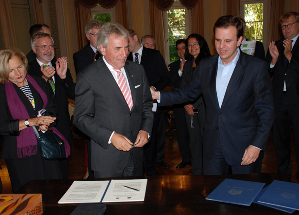 Oberbürgermeister Jürgen Roters und Oberbürgermeister Eduardo da Costa Paes bei der Unterzeichnung der Städtepartnerschaft