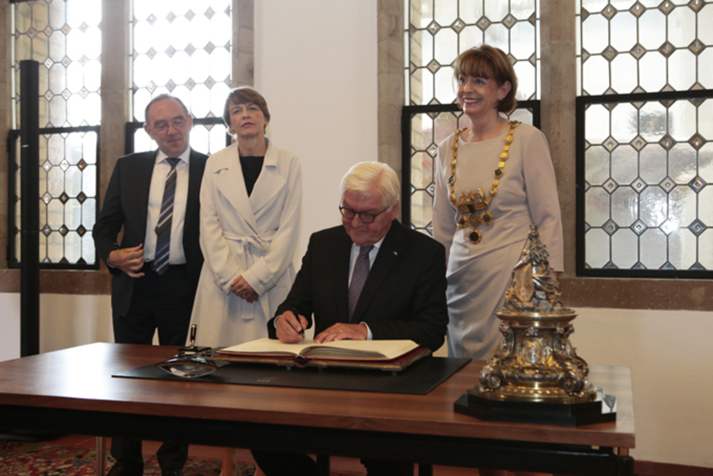 Bundespräsident Dr. Frank-Walter Steinmeier beim Eintrag in das Goldene Buch. Stehend von links: NRW-Finanzminister Dr. Norbert Walter-Borjans, Elke Büdenbender (Ehefrau von Bundespräsident Dr. Frank-Walter Steinmeier) und Oberbürgermeisterin Henriette Reker, Bundespräsident Dr. Frank-Walter Steinmeier und Oberbürgermeisterin Henriette Reker