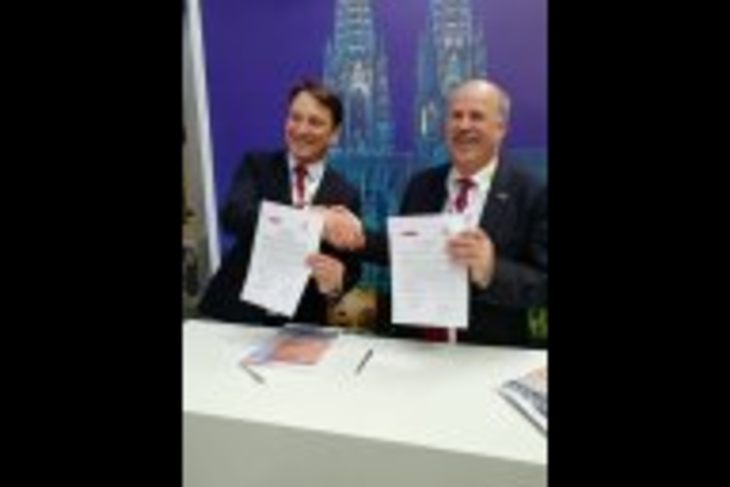 Bildunterschrift: v.l. Leandro de Lemos, Stv. Leiter der Wirtschaftsförderung Porto Alegre, und Michael Josipovic, Stv Leiter der Kölner Wirtschaftsförderung, freuen sich über das Kooperationsabkommen. 