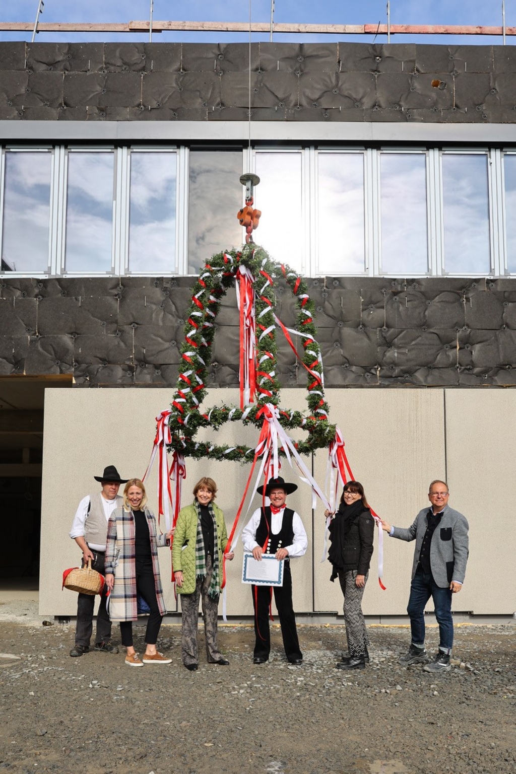 26 Richtfest Zusestraße vorm Richtkranz