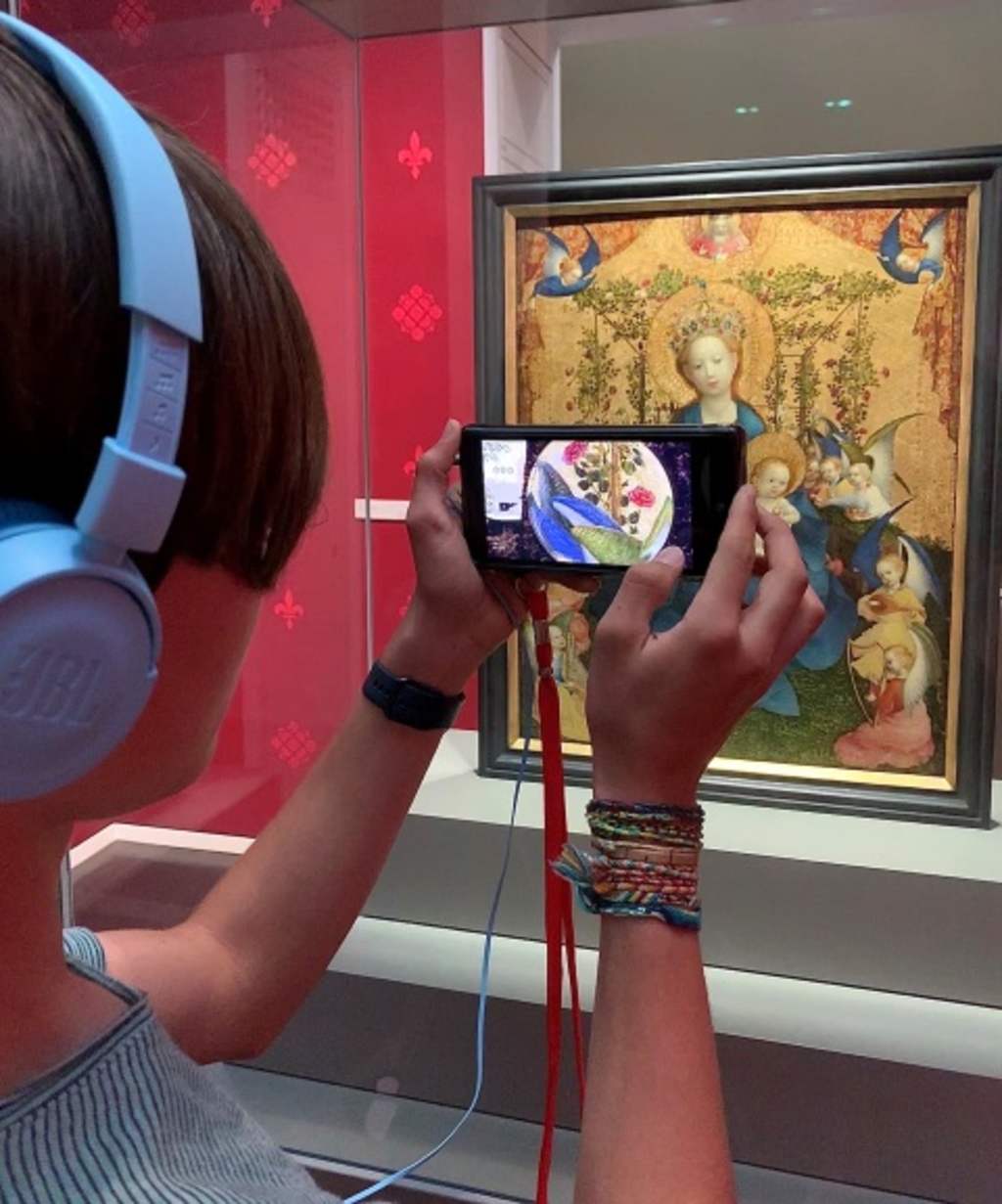 Ricardas Geheimnis_Konsole vor Kunstwerk im Wallraf