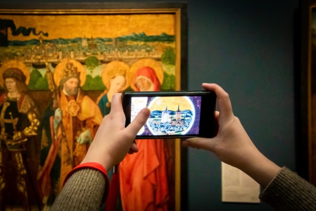 Ricardas Geheimnis_Konsole vor Kunstwerk im Wallraf