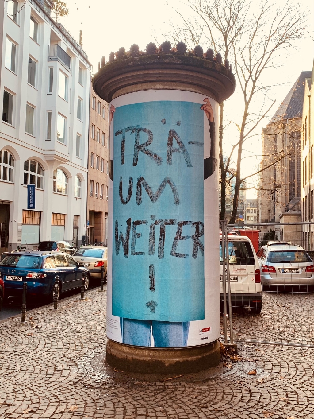 Tapetenspruch Träum weiter! von Charlotte Pohle Kunstsäule in Köln