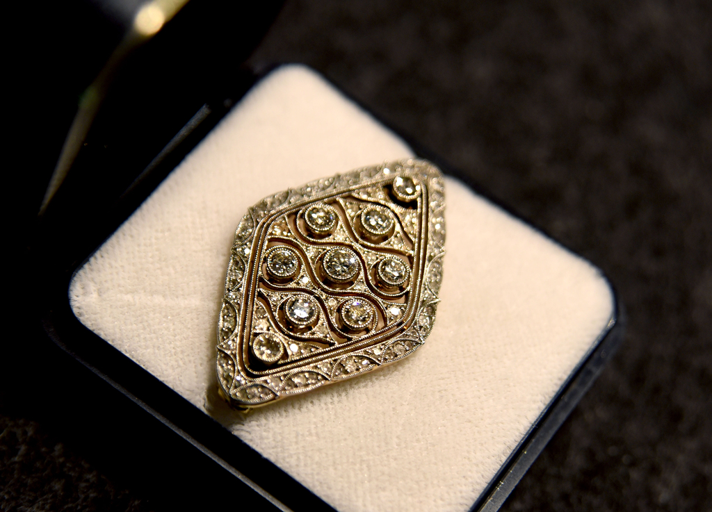 Foto einer Art-Deco-Brosche