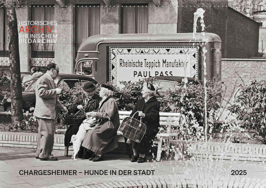 schwarz-weiß Foto von einem Hund und vier Menschen, die auf einer Bank sitzen