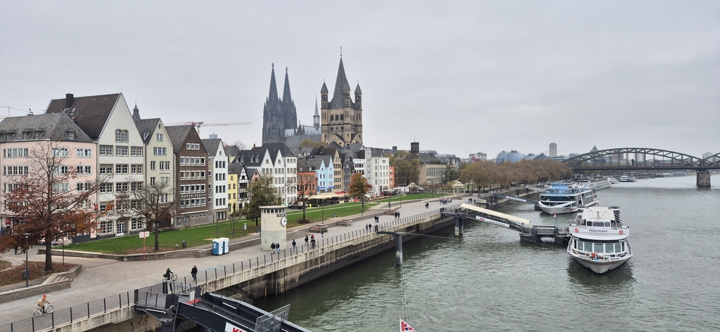 Panoramafoto von der Kragplatte mit der Kölner Altstadt im Hintergrund