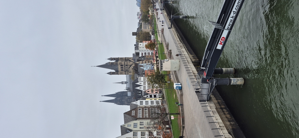 Foto von der KRagplatte von der Deutzer Brücke aus fotografiert, Im Hintergrund ist der Dom zu sehen