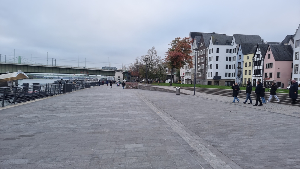 Foto von der Kragplatte mit der Deutzer Brücke im Hintergrund