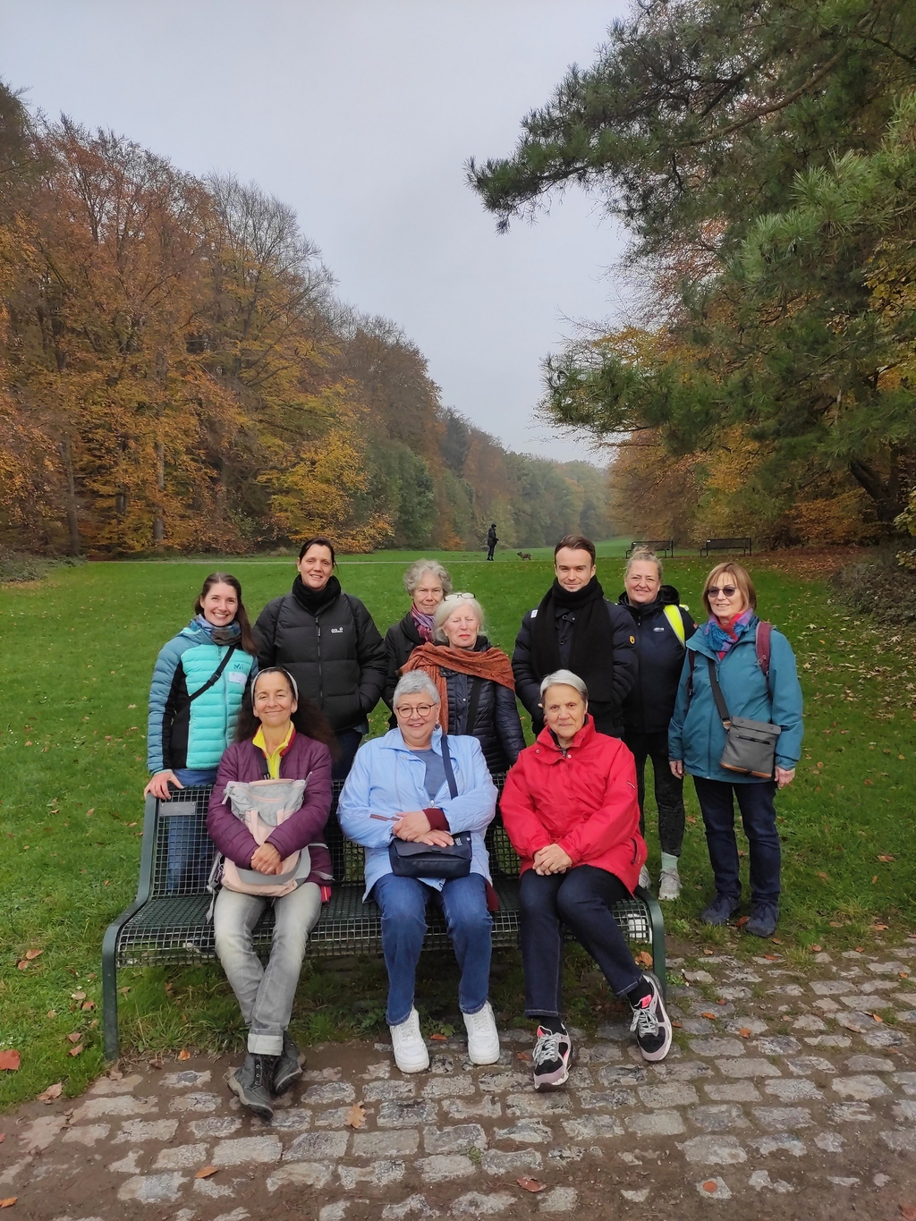 Bürger*innen, die sich im Rahmen der Aktion „Stadt, Land, zu Fuß“ mit Sportwissenschaftler*innen des Vereins für Gesundheitssport und Sporttherapie Köln trafen