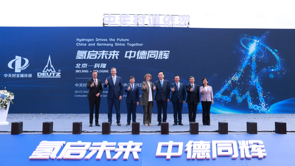 Das Kölner Unternehmen DEUTZ hat am 11. September 2024 in Peking die ersten Stromgeneratoren in Betrieb genommen, die mit dem von DEUTZ entwickelten Wasserstoffverbrennungsmotor Strom erzeugen. . An der Zeremonie in Peking nahmen neben DEUTZ-CEO, Dr. Sebastian C. Schulte, die Kölner Oberbürgermeisterin Henriette Reker und der Vizebürgermeister von Peking, Jin Wie, teil.