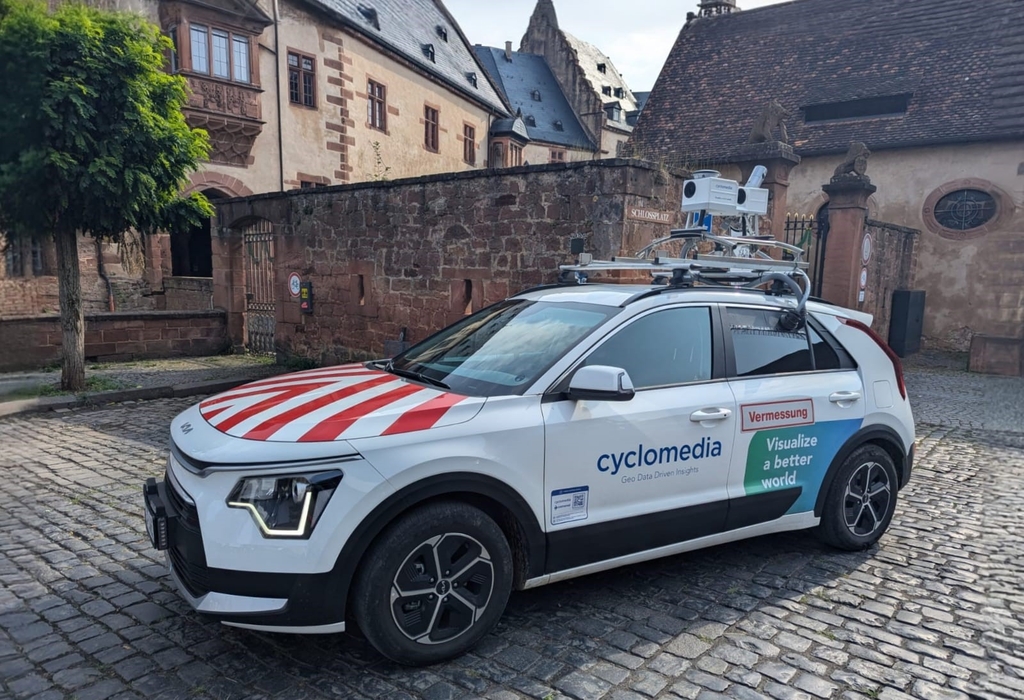 Fahrzeug der Firma CycloMedia Deutschland GmbH mit Kameraausstattung