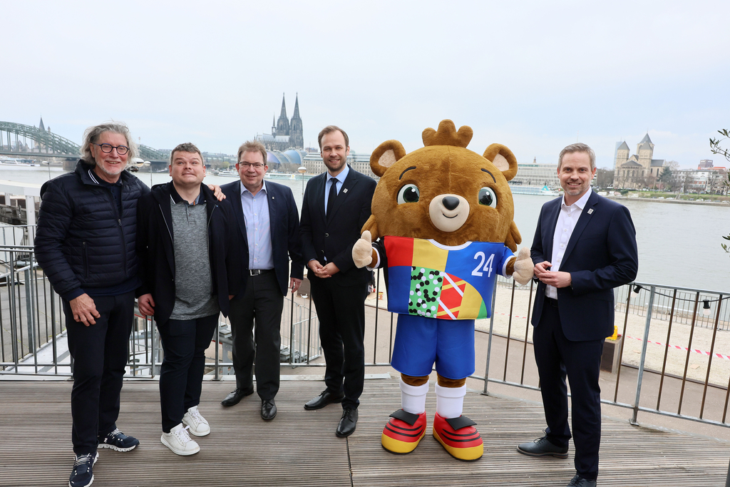 "Host City"-Botschafter Toni Schumacher, Manuel Beck (Inklusionsberater der Host City Köln), Ralf Nüsser (Geschäftsführer der Koelncongress GmbH) Robert Voigtsberger (Sportdezernent der Stadt Köln), Euro 2024-Maskottchen Albärt und Sven Stolz (EM-Beauftragter der Stadt Köln)