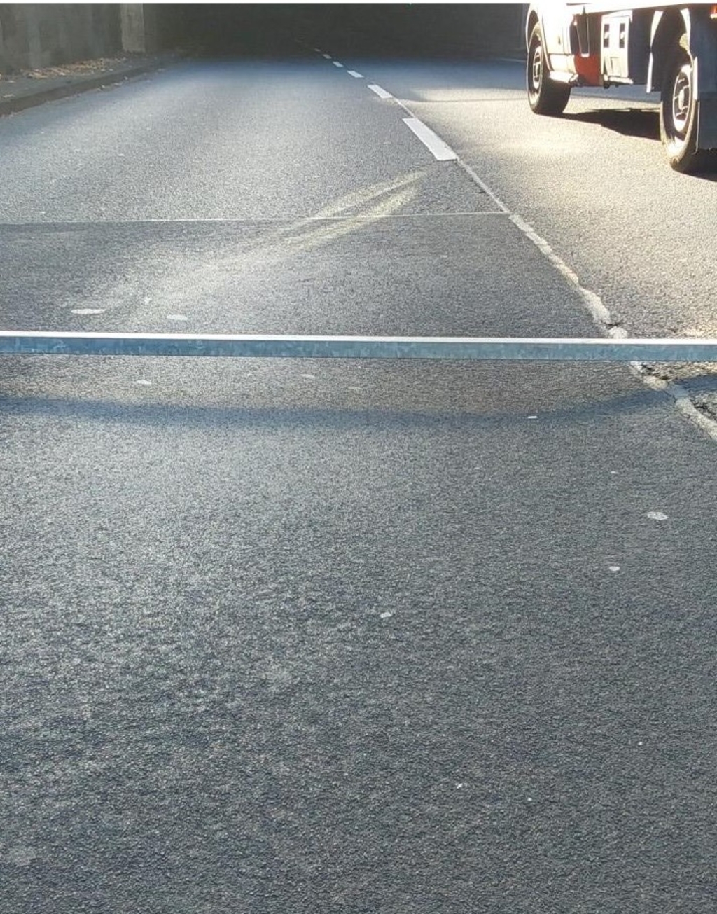 Bild auf der die Absenkung der Straße gezeigt wird