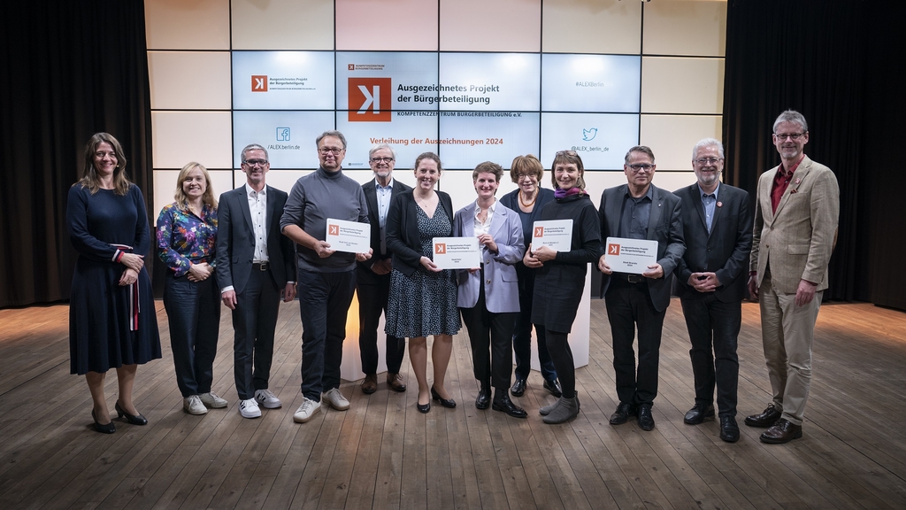 Das Foto zeigt von links: Astrid Köhler (stv. Vorsitzende Kompetenzzentrum Bürgerbeteiligung e.V.), Prof. Dr. Andrea Walter, Hochschule für Polizei und Öffentliche Verwaltung NRW (Laudatorin), Jens Keucher (Bürgermeister) und Ulrich Händel (Beauftragter für Bürgerbeteiligung), beide Stadt Sulz am Neckar (Preisträger), Ortwin Renn (Laudator), Barbara Pauli, Friederike Christian (beide Stadt Köln), Gisela Erler (ehem. Staatsrätin für Zivilgesellschaft und Bürgerbeteiligung in Baden-Württemberg, Laudatorin), Gesa Maschkowski (Bonn im Wandel e.V., Preisträgerin), Arno Jesse (Bürgermeister Stadt Brandis, Preisträger), Andreas Paust (Vorsitzender Kompetenzzentrum Bürgerbeteiligung e.V.), Michael Schell (stv. Vorsitzender Kompetenzzentrum Bürgerbeteiligung e.V.) 