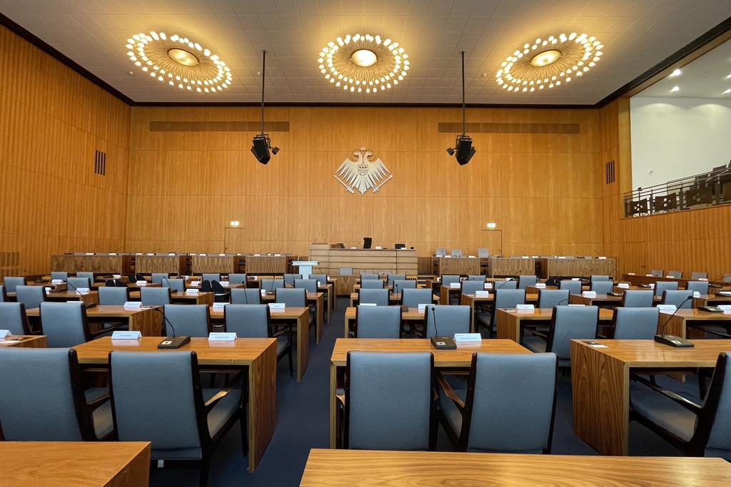 Leerer Ratssaal, Link auf Fraktionen und Einzelmandatsträger*innen im Stadtrat