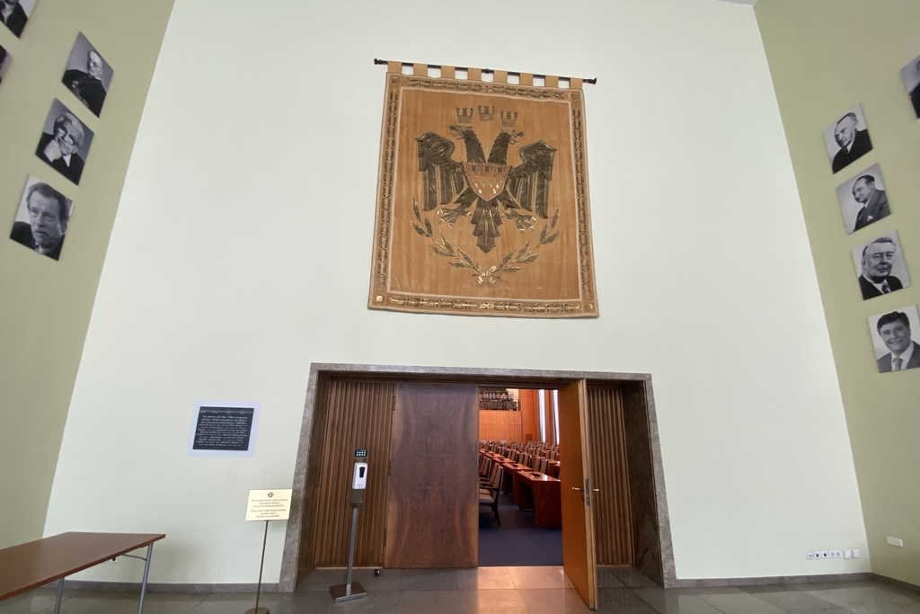 Foyer vor dem Ratssaal, Link auf Politik & Verwaltung