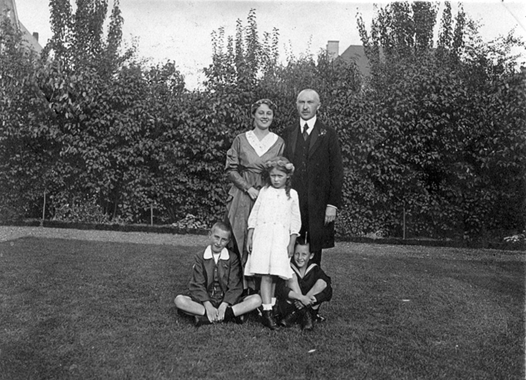 1919: Hochzeitsbild mit Gussie Adenauer und den Kindern aus erster Ehe