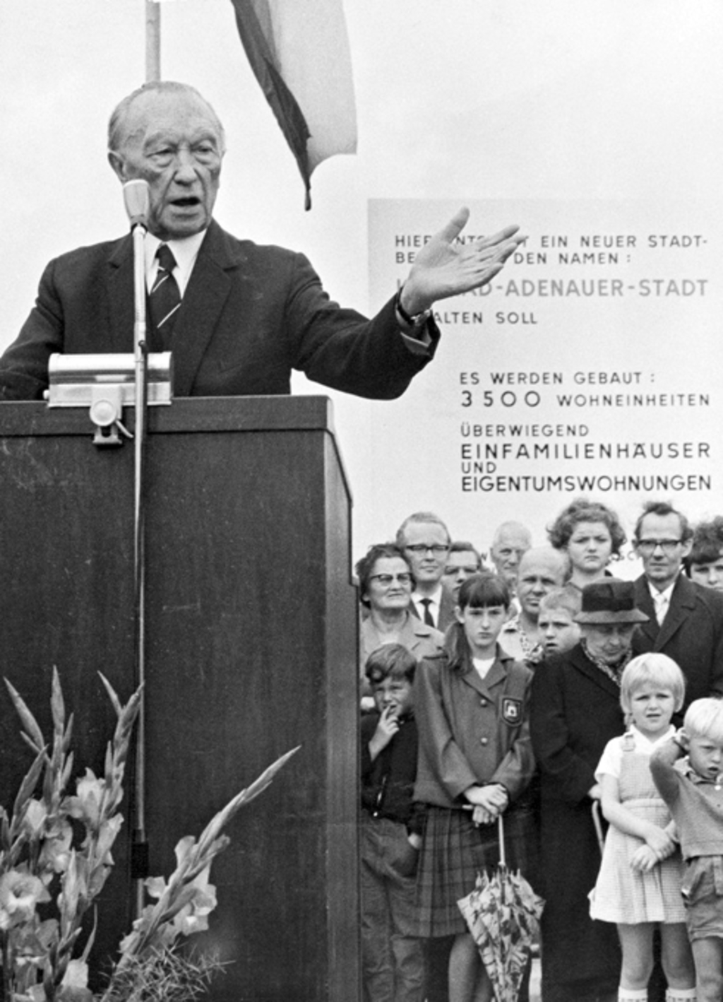 Konrad Adenauer bei der Grundsteinlegung der DEWOG-Siedlung in Neubrück, RBA 63135
