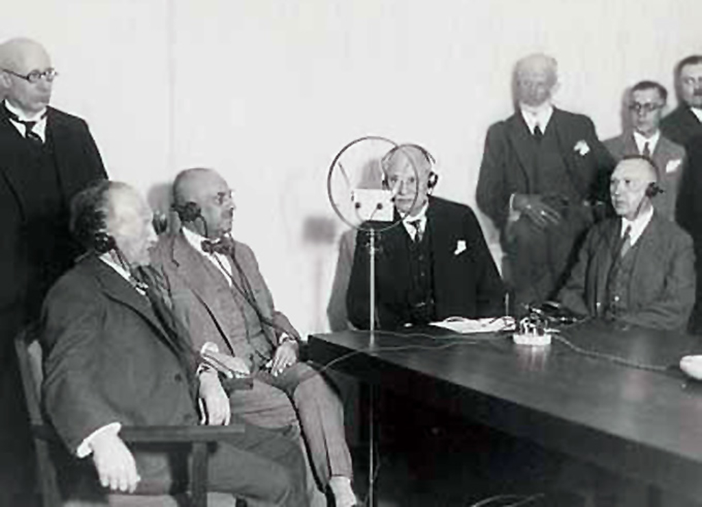 1930: Konrad Adenauer bei einer Rundfunkdiskussion