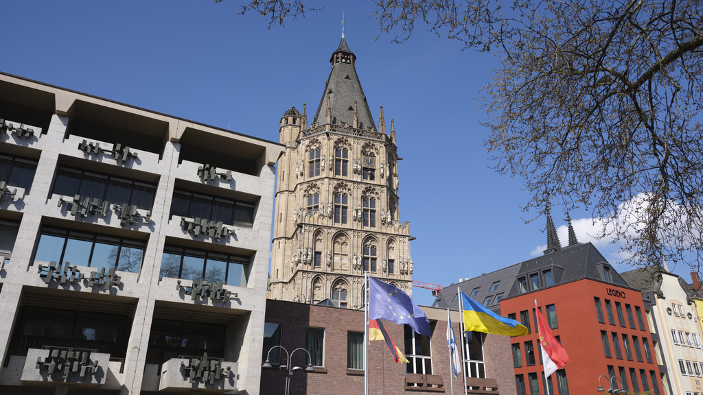 Historisches Rathaus vom Alter Markt aus gesehen, Link auf Oberbürgermeister*in – ein Blick in das Amt